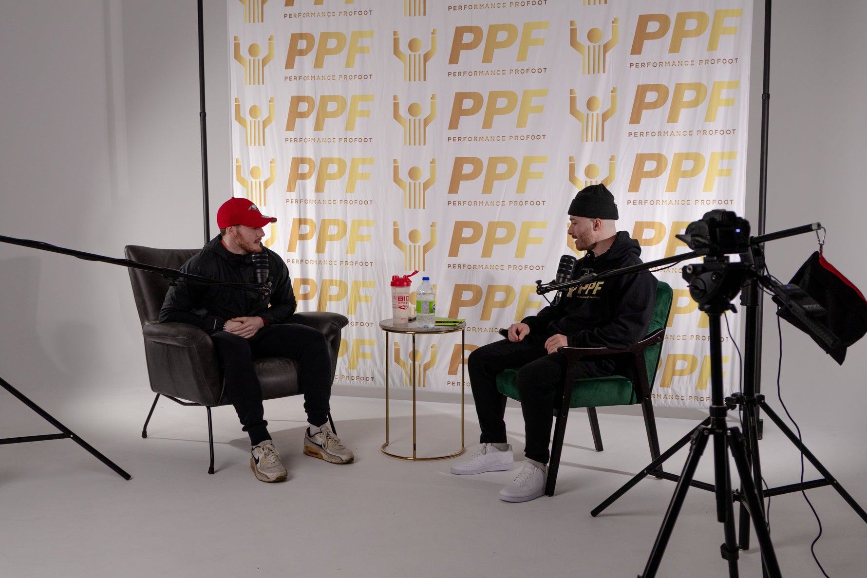 Équilibrer le sport et les études : comment les joueurs de football peuvent réussir sur le terrain et à l’école